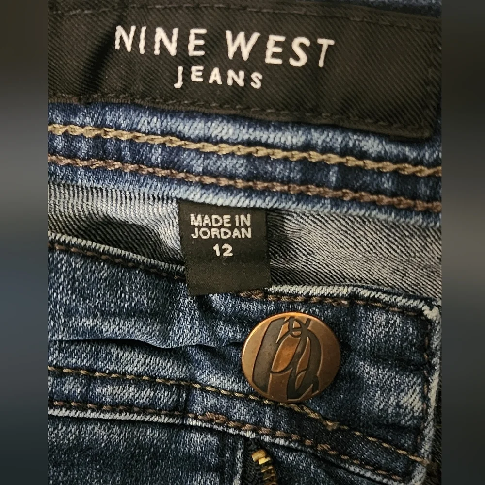Nine West Women's Blue Jean Shorts Zip Close 5 Pocket Style Sz 12